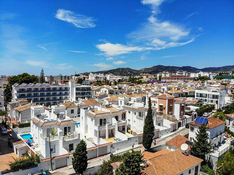 Ny 3-roms villa med basseng nær stranden og sentrum av Nerja