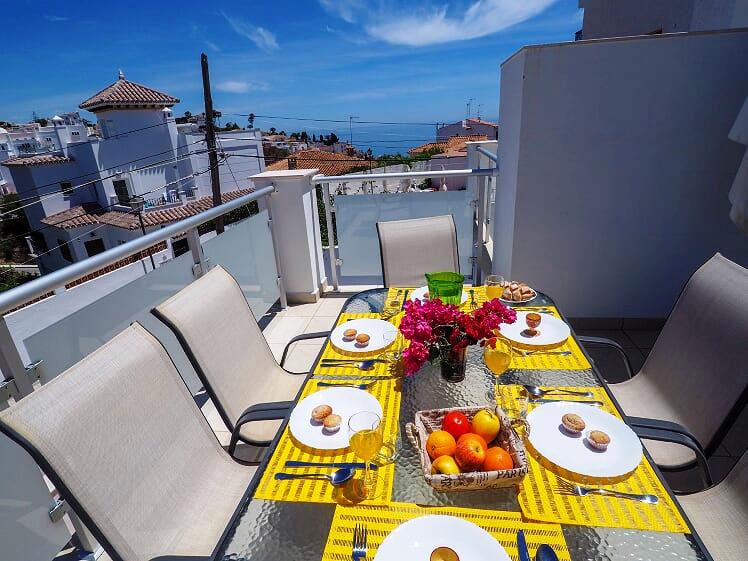 Nieuwe 3-slaapkamer villa met zwembad dichtbij strand en centrum Nerja