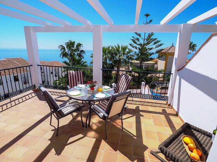 Villa de 3 dormitorios con piscinas privadas con impresionantes vistas sobre la bahía de Burriana en Nerja