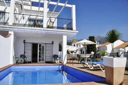 Villa de 3 dormitorios con piscinas privadas con impresionantes vistas sobre la bahía de Burriana en Nerja