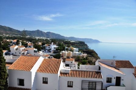 Villa de 3 dormitorios con piscinas privadas con impresionantes vistas sobre la bahía de Burriana en Nerja