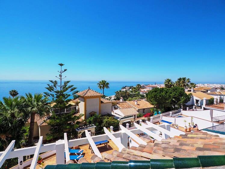 Villa de 3 dormitorios con piscinas privadas con impresionantes vistas sobre la bahía de Burriana en Nerja