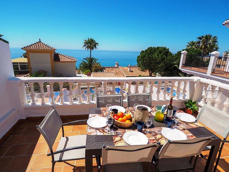 Chalet vacacional con vistas al mar, piscina y 3 dormitorios en Nerja