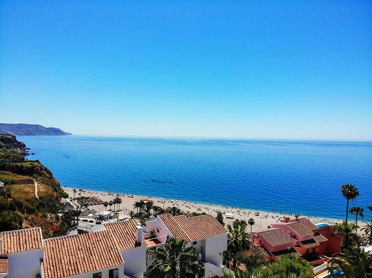 Chalet vacacional con vistas al mar, piscina y 3 dormitorios en Nerja