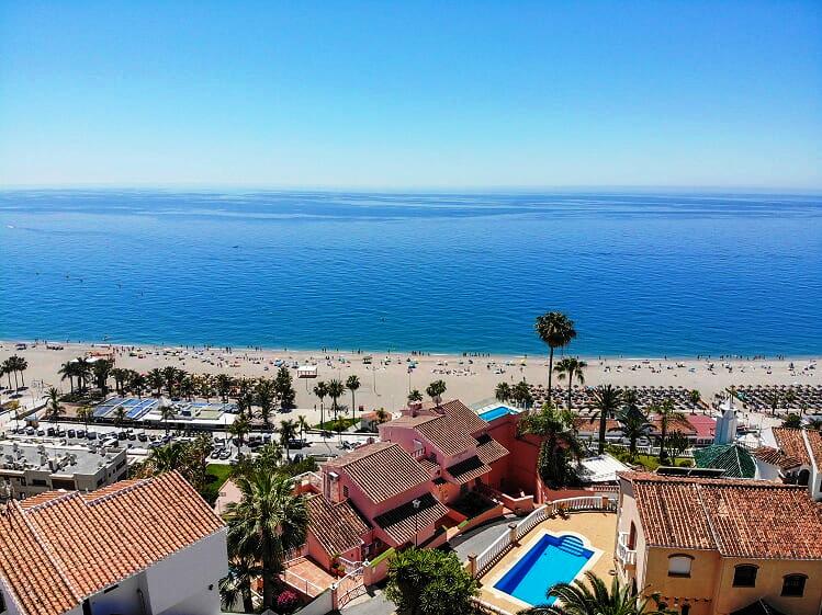 Chalet vacacional con vistas al mar, piscina y 3 dormitorios en Nerja