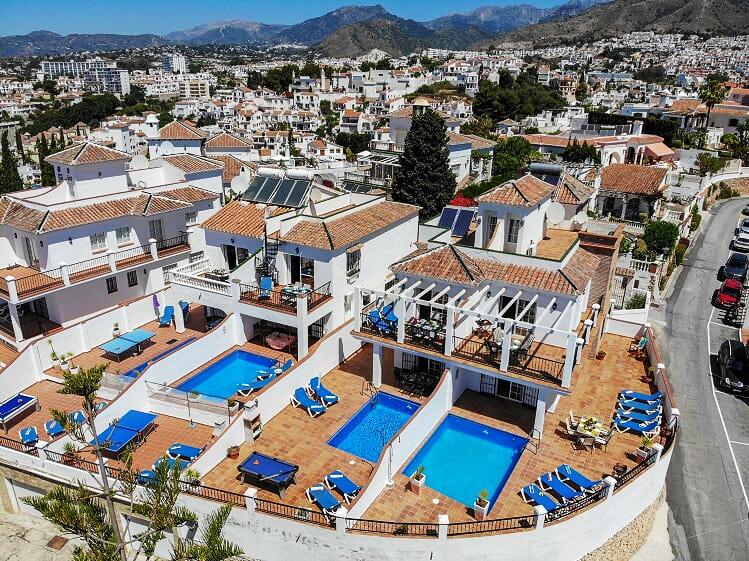 Vakantievilla met zeezicht, zwembad en 3 slaapkamers in Nerja