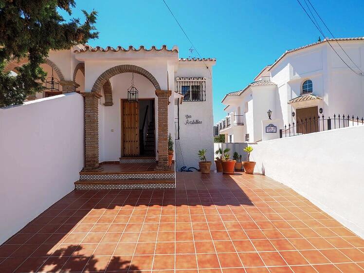 Chalet vacacional con vistas al mar, piscina y 3 dormitorios en Nerja