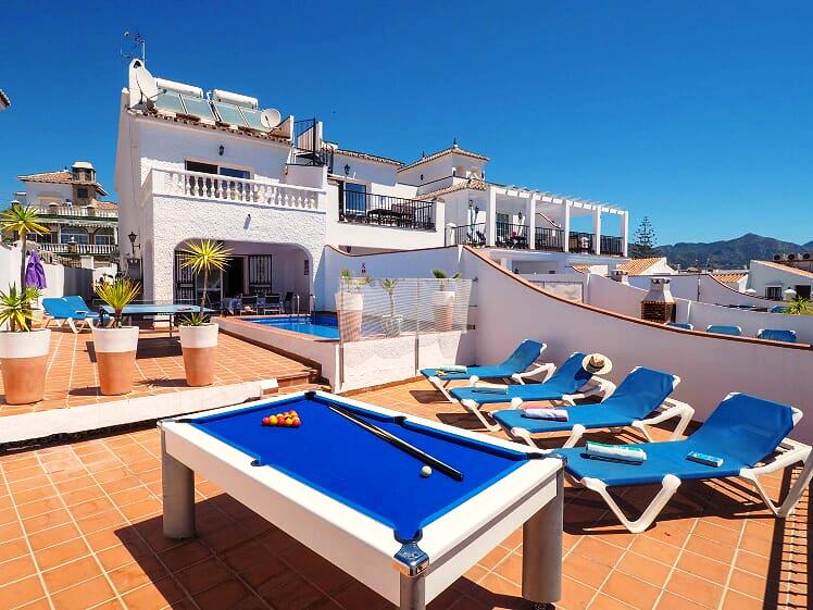 Chalet vacacional con vistas al mar, piscina y 3 dormitorios en Nerja