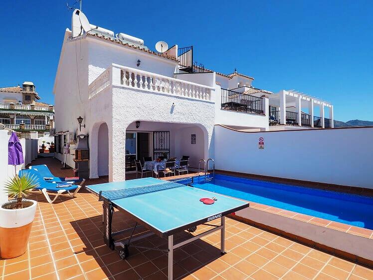 Semestervilla med havsutsikt, pool och 3 sovrum i Nerja