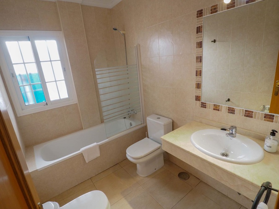 Villa con 3 camere da letto, 2 bagni, piscina privata e vista sul mare, situata vicino a Capistrano Playa a Nerja, sopra la famosa spiaggia di Burriana.