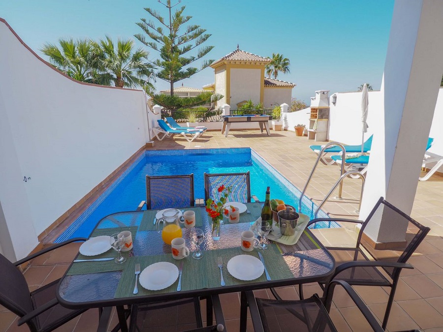 Chalet de 3 dormitorios, 2 baños, piscina privada y vistas al mar, situado junto a Capistrano Playa en Nerja, por encima de la famosa playa de Burriana.