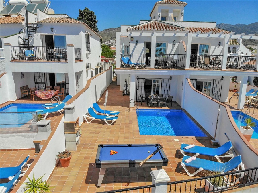 Villa avec 3 chambres, 2 salles de bains, piscine privée et vue sur la mer, située à côté de Capistrano Playa à Nerja, au-dessus de la célèbre plage de Burriana.