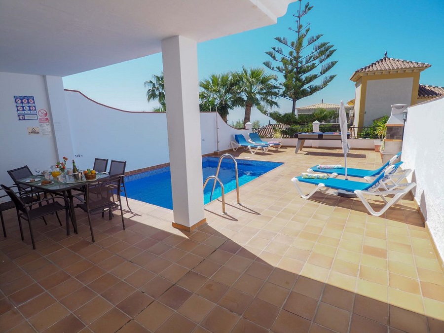 Villa avec 3 chambres, 2 salles de bains, piscine privée et vue sur la mer, située à côté de Capistrano Playa à Nerja, au-dessus de la célèbre plage de Burriana.