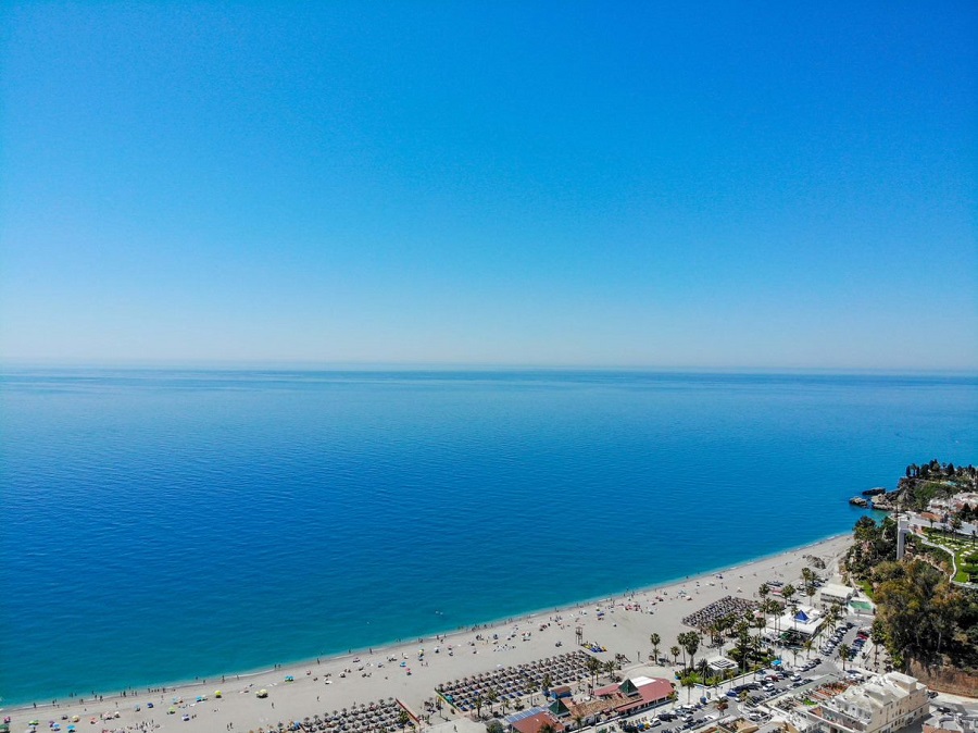 Villa avec 3 chambres, 2 salles de bains, piscine privée et vue sur la mer, située à côté de Capistrano Playa à Nerja, au-dessus de la célèbre plage de Burriana.