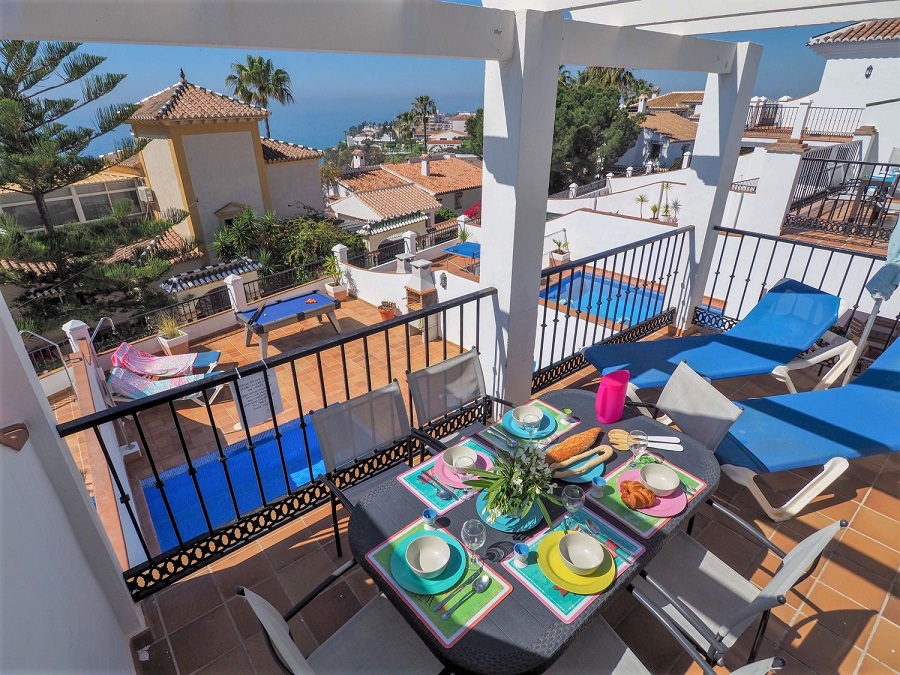 Villa con 3 camere da letto, 2 bagni, piscina privata e vista sul mare, situata vicino a Capistrano Playa a Nerja, sopra la famosa spiaggia di Burriana.