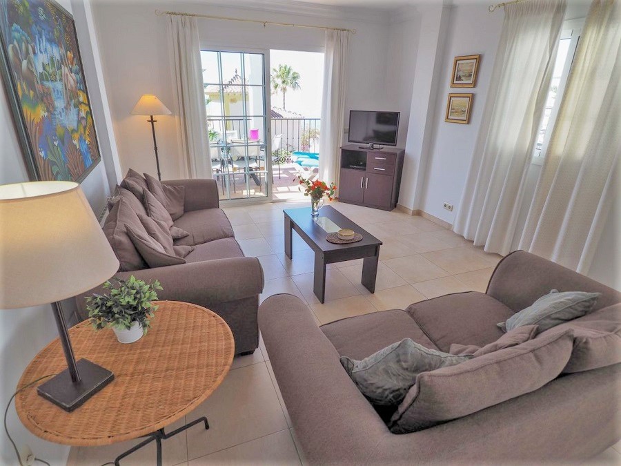 Villa avec 3 chambres, 2 salles de bains, piscine privée et vue sur la mer, située à côté de Capistrano Playa à Nerja, au-dessus de la célèbre plage de Burriana.