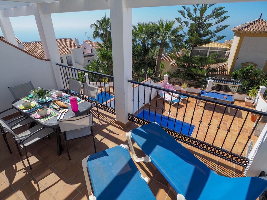 Villa avec 3 chambres, 2 salles de bains, piscine privée et vue sur la mer, située à côté de Capistrano Playa à Nerja, au-dessus de la célèbre plage de Burriana.