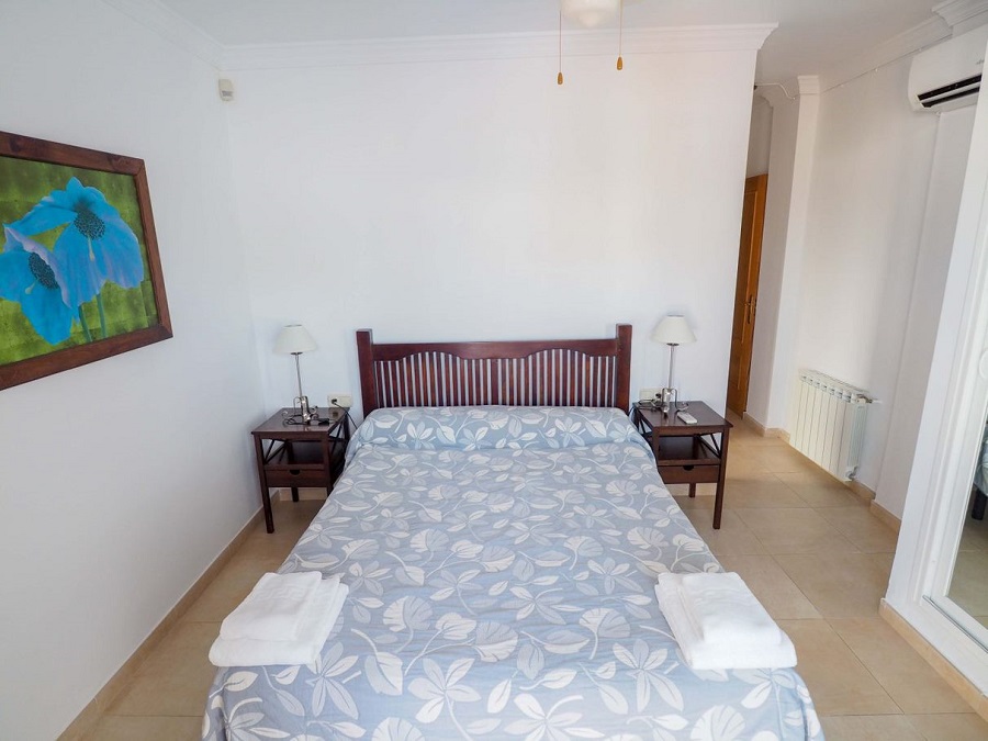 Villa con 3 camere da letto, 2 bagni, piscina privata e vista sul mare, situata vicino a Capistrano Playa a Nerja, sopra la famosa spiaggia di Burriana.