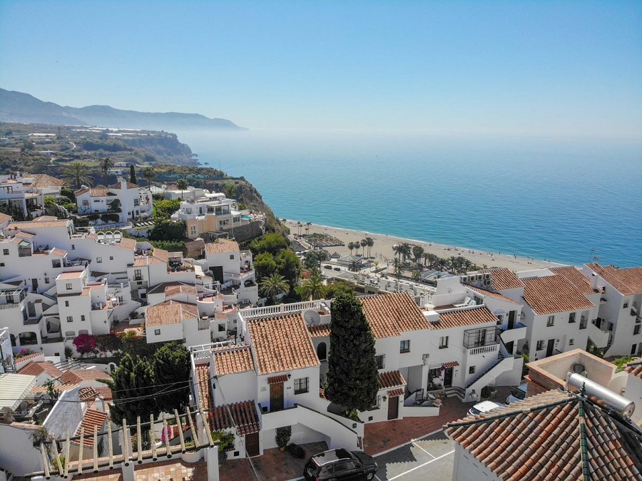 Villa avec 3 chambres, 2 salles de bains, piscine privée et vue sur la mer, située à côté de Capistrano Playa à Nerja, au-dessus de la célèbre plage de Burriana.