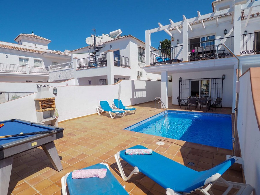 Villa con 3 camere da letto, 2 bagni, piscina privata e vista sul mare, situata vicino a Capistrano Playa a Nerja, sopra la famosa spiaggia di Burriana.