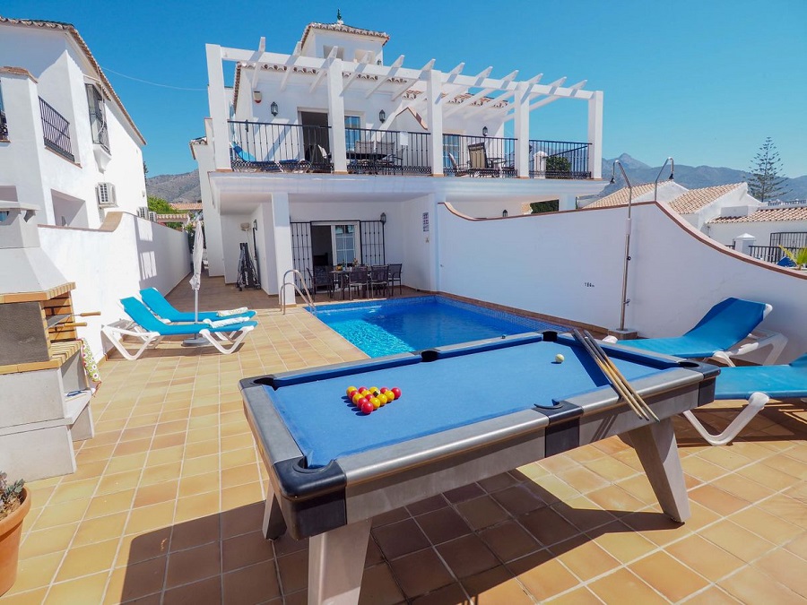 Chalet de 3 dormitorios, 2 baños, piscina privada y vistas al mar, situado junto a Capistrano Playa en Nerja, por encima de la famosa playa de Burriana.