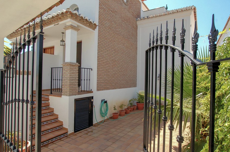 Chalet de 3 dormitorios, 2 baños, piscina privada y vistas al mar, situado junto a Capistrano Playa en Nerja, por encima de la famosa playa de Burriana.