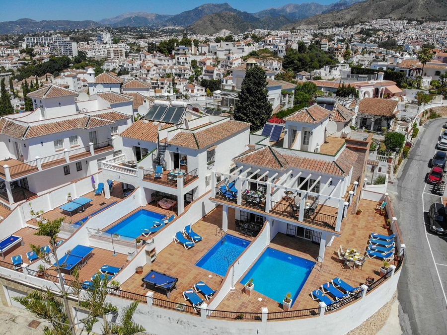 Villa avec 3 chambres, 2 salles de bains, piscine privée et vue sur la mer, située à côté de Capistrano Playa à Nerja, au-dessus de la célèbre plage de Burriana.