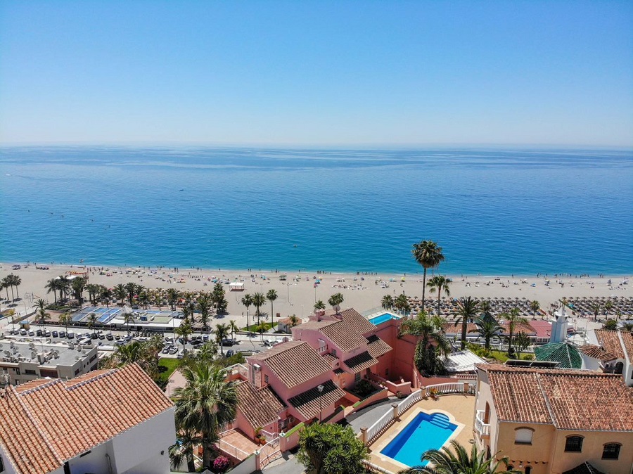 Villa avec 3 chambres, 2 salles de bains, piscine privée et vue sur la mer, située à côté de Capistrano Playa à Nerja, au-dessus de la célèbre plage de Burriana.