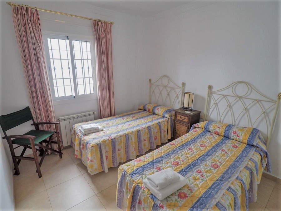 Villa con 3 camere da letto, 2 bagni, piscina privata e vista sul mare, situata vicino a Capistrano Playa a Nerja, sopra la famosa spiaggia di Burriana.