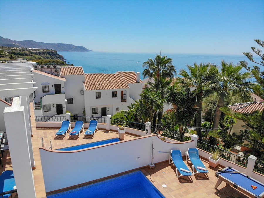 Villa avec 3 chambres, 2 salles de bains, piscine privée et vue sur la mer, située à côté de Capistrano Playa à Nerja, au-dessus de la célèbre plage de Burriana.