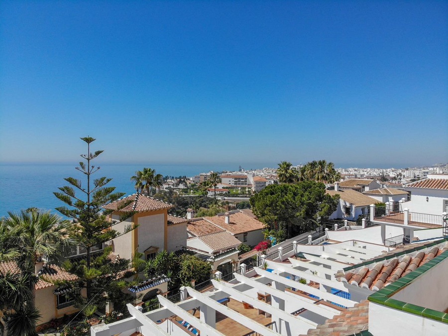 Villa avec 3 chambres, 2 salles de bains, piscine privée et vue sur la mer, située à côté de Capistrano Playa à Nerja, au-dessus de la célèbre plage de Burriana.