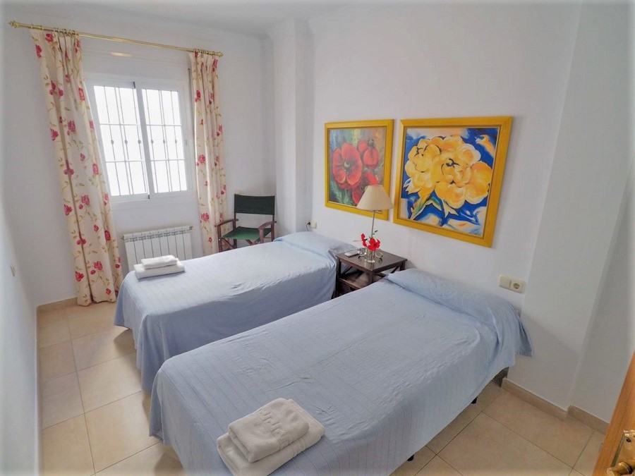 Chalet de 3 dormitorios, 2 baños, piscina privada y vistas al mar, situado junto a Capistrano Playa en Nerja, por encima de la famosa playa de Burriana.