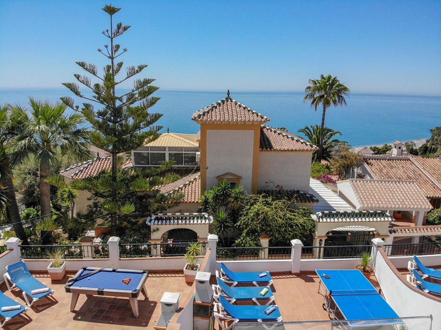 Villa with 3 bedrooms, 2 bathrooms, private pool and sea views, located next to Capistrano Playa in Nerja, above the famous Burriana beach.