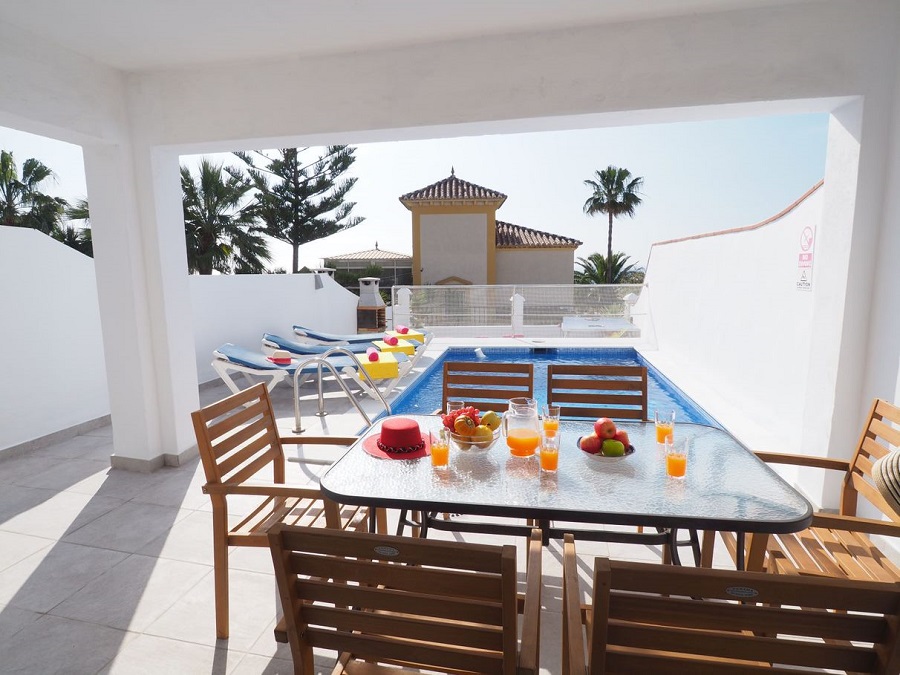 Villa avec 3 chambres, 2 salles de bains, piscine privée et vue sur la mer, située à côté de Capistrano Playa à Nerja, au-dessus de la célèbre plage de Burriana.