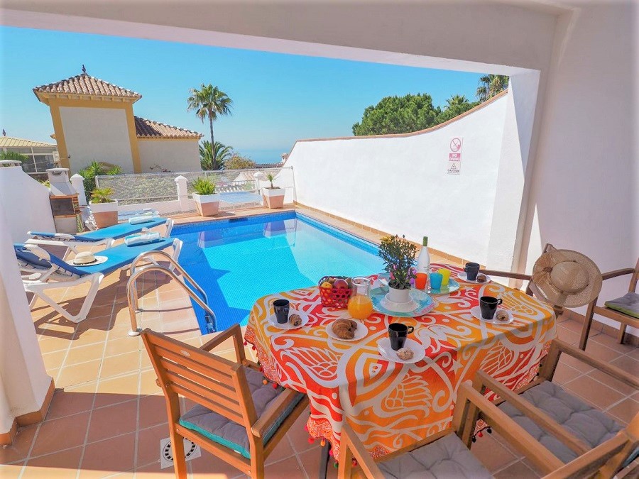 Chalet de 3 dormitorios, 2 baños, piscina privada y vistas al mar, situado junto a Capistrano Playa en Nerja, por encima de la famosa playa de Burriana.