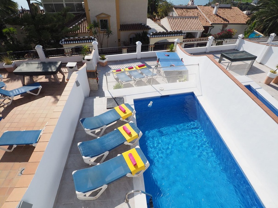 Villa avec 3 chambres, 2 salles de bains, piscine privée et vue sur la mer, située à côté de Capistrano Playa à Nerja, au-dessus de la célèbre plage de Burriana.