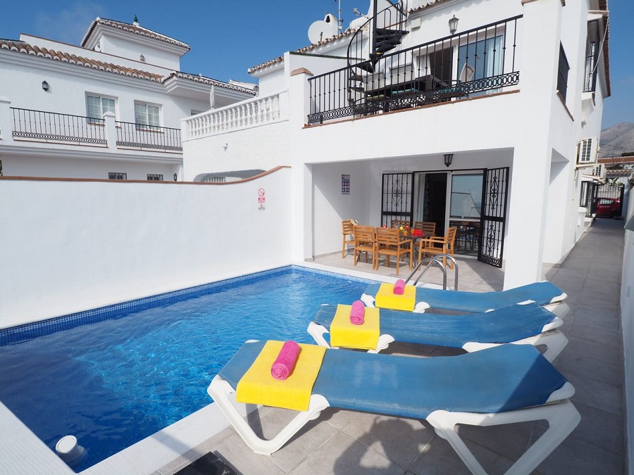 Villa avec 3 chambres, 2 salles de bains, piscine privée et vue sur la mer, située à côté de Capistrano Playa à Nerja, au-dessus de la célèbre plage de Burriana.