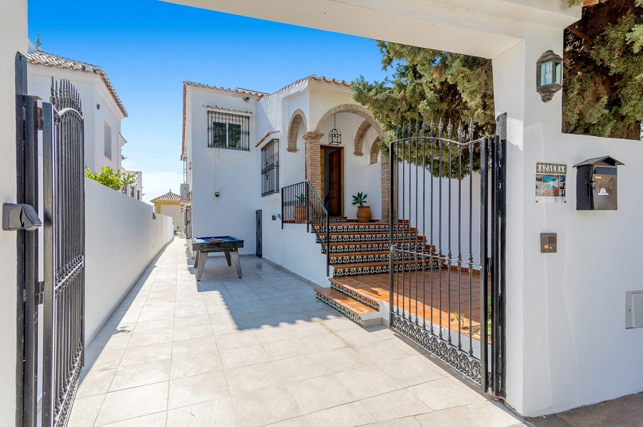 Villa con 3 camere da letto, 2 bagni, piscina privata e vista sul mare, situata vicino a Capistrano Playa a Nerja, sopra la famosa spiaggia di Burriana.