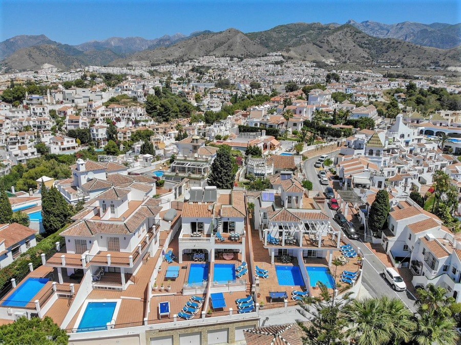 Villa med 3 sovrum, 2 badrum, privat pool och havsutsikt, belägen intill Capistrano Playa i Nerja, ovanför den berömda Burriana-stranden.