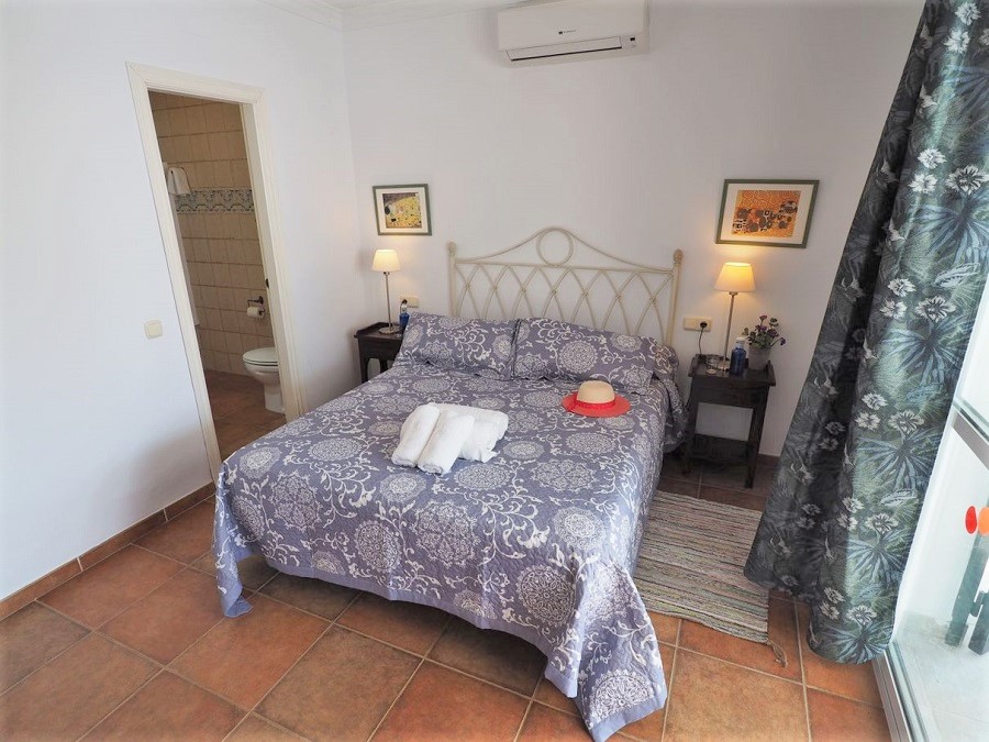 Chalet de 3 dormitorios, 2 baños, piscina privada y vistas al mar, situado junto a Capistrano Playa en Nerja, por encima de la famosa playa de Burriana.