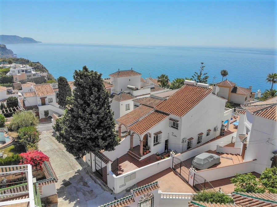 Villa con 3 camere da letto, 2 bagni, piscina privata e vista sul mare, situata vicino a Capistrano Playa a Nerja, sopra la famosa spiaggia di Burriana.