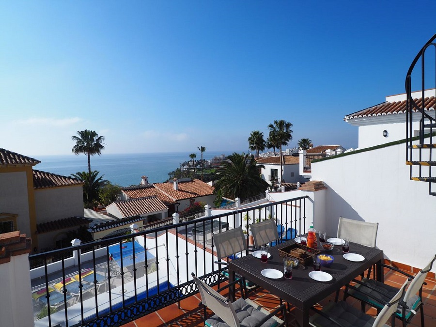 Villa con 3 camere da letto, 2 bagni, piscina privata e vista sul mare, situata vicino a Capistrano Playa a Nerja, sopra la famosa spiaggia di Burriana.