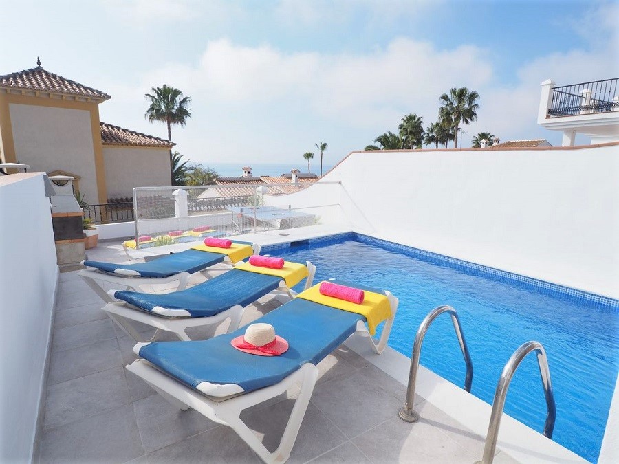 Villa med 3 soveværelser, 2 badeværelser, privat pool og havudsigt, beliggende ved siden af Capistrano Playa i Nerja, over den berømte Burriana strand.