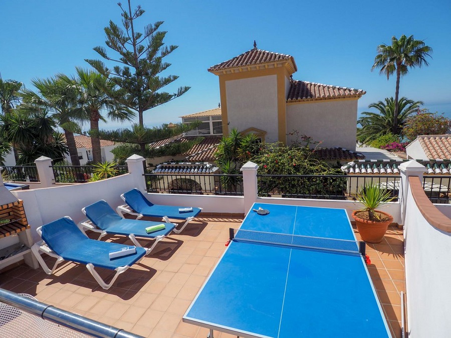 Villa con 3 camere da letto, 2 bagni, piscina privata e vista sul mare, situata vicino a Capistrano Playa a Nerja, sopra la famosa spiaggia di Burriana.