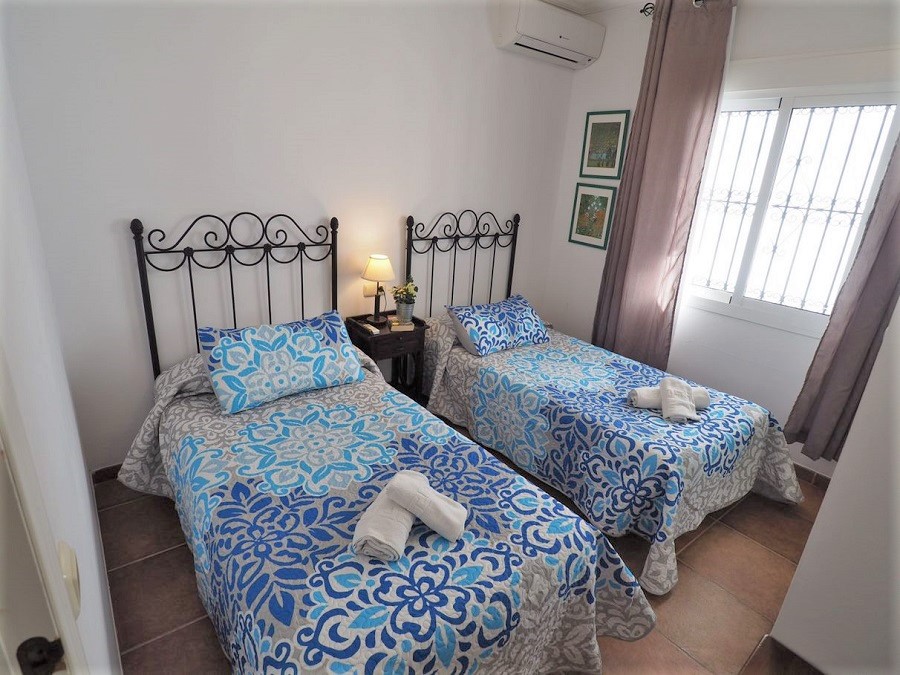 Villa con 3 camere da letto, 2 bagni, piscina privata e vista sul mare, situata vicino a Capistrano Playa a Nerja, sopra la famosa spiaggia di Burriana.