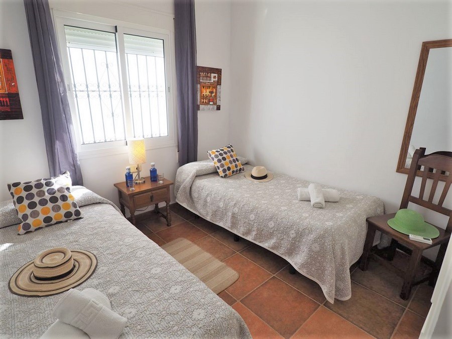 Chalet de 3 dormitorios, 2 baños, piscina privada y vistas al mar, situado junto a Capistrano Playa en Nerja, por encima de la famosa playa de Burriana.