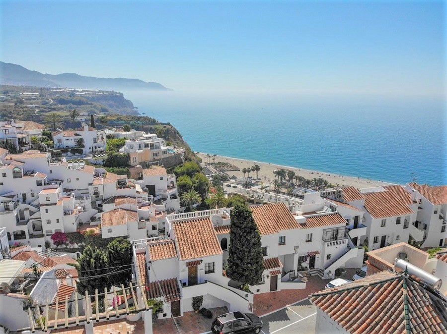 Villa avec 3 chambres, 2 salles de bains, piscine privée et vue sur la mer, située à côté de Capistrano Playa à Nerja, au-dessus de la célèbre plage de Burriana.