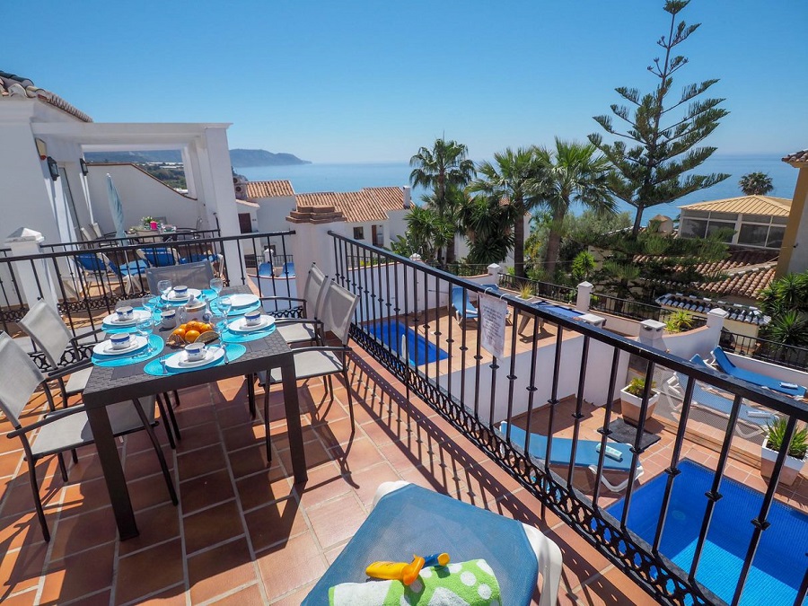 Chalet de 3 dormitorios, 2 baños, piscina privada y vistas al mar, situado junto a Capistrano Playa en Nerja, por encima de la famosa playa de Burriana.