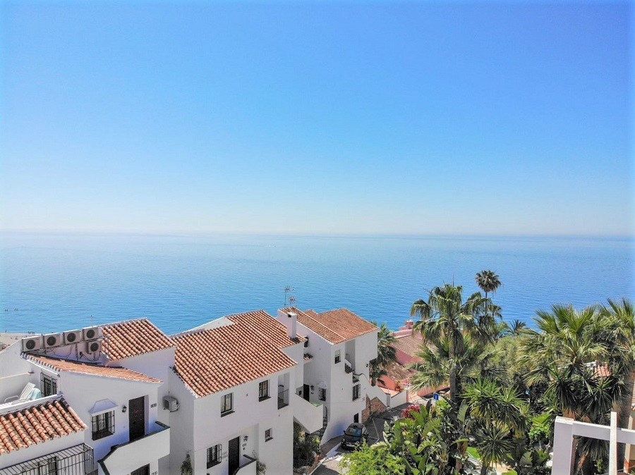 Villa con 3 camere da letto, 2 bagni, piscina privata e vista sul mare, situata vicino a Capistrano Playa a Nerja, sopra la famosa spiaggia di Burriana.