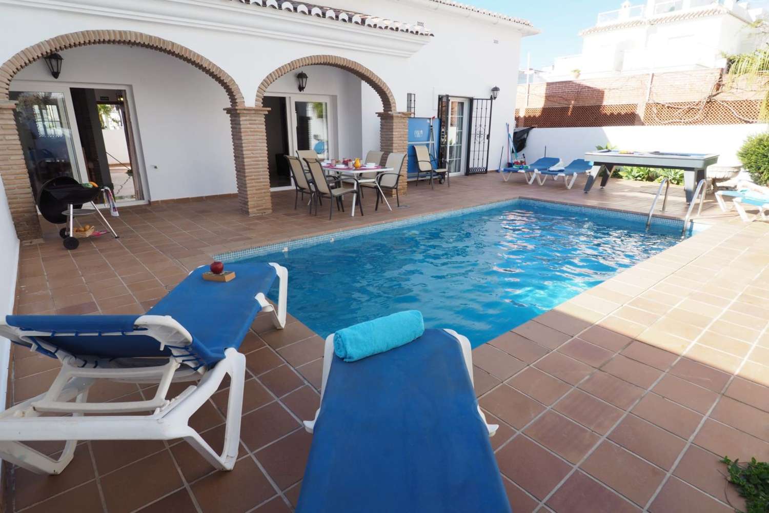 Feriebolig med swimmingpool tæt på stranden og centrum af Nerja